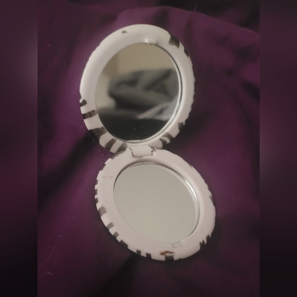 Zebra Compact Mirror - Picture 2 of 6